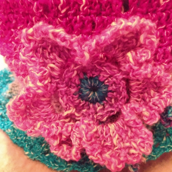 NEW Soft Crochet Flower Hat Girls Floral HANDCRAFTED - Picture 3 of 4